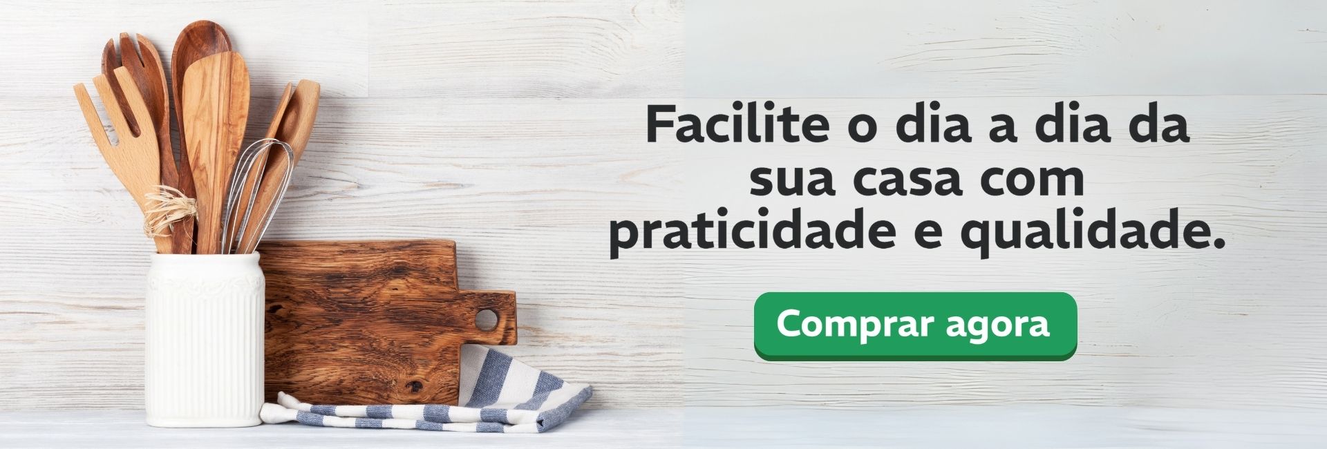 Conjunto de utensílios de cozinha de madeira dentro de um pote branco, ao lado de tábuas de corte e pano de prato listrado sobre fundo claro. Frase: Facilite o dia a dia da sua casa com praticidade e qualidade