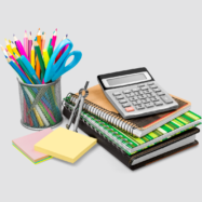 Materiais de papelaria sobre mesa com porta-lápis cheio de lápis e canetas coloridas, tesoura azul, calculadora cinza, compassos metálicos, blocos de post-it e cadernos de capa dura em diferentes cores.