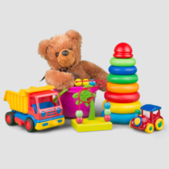 Conjunto de brinquedos infantis coloridos com caminhão basculante, trator, torre de argolas empilháveis, balde rosa com jogo de bolinhas, labirinto de contas e um urso de pelúcia marrom ao fundo.