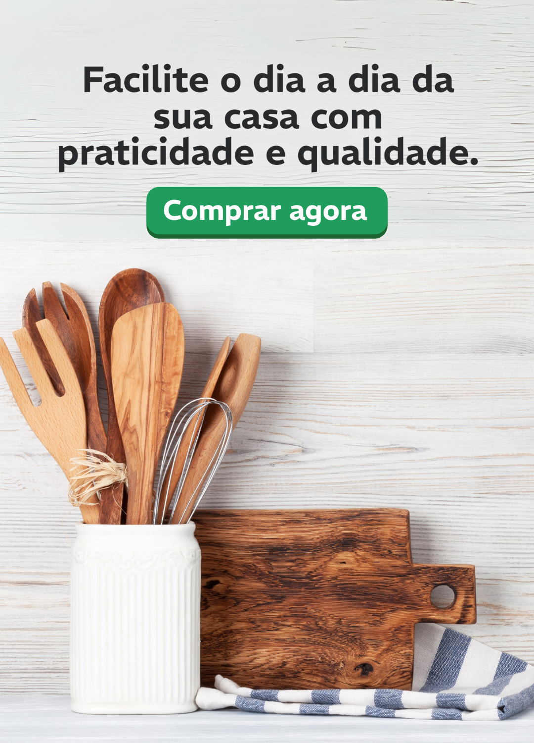 Conjunto de utensílios de cozinha de madeira dentro de um pote branco, ao lado de tábuas de corte e pano de prato listrado sobre fundo claro. Frase: Facilite o dia a dia da sua casa com praticidade e qualidade
