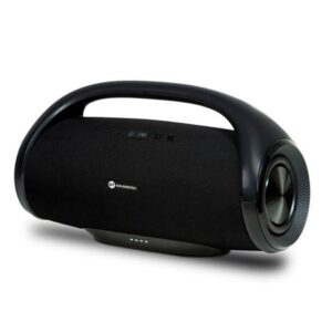 Caixa de som Goldentec GT Move em formato ovalado com alça integrada na parte superior. A cor predominante é preta, com botões sensíveis ao toque visíveis na parte frontal. A caixa exibe logotipo discretamente, e subwoofers laterais retratam sua capacidade de som robusto.