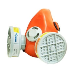 Respirador semi‑facial Plastcor com máscara contornada, filtros circulares acoplados nas laterais e válvula de exalação central. A cor predominante é alaranjada com detalhes cinza nos filtros. Design ajustável, compacto e voltado à proteção das vias respiratórias contra poeiras e vapores.