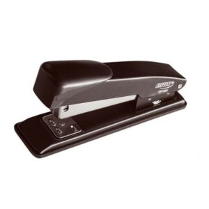 Grampeador metálico BRW modelo GP2000, base preta de 13,5 cm com estrutura metálica niquelada. Design ergonômico, base emborrachada e capacidade para até 20 folhas com grampos 24/6 e 26/6.