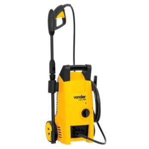 Lavadora de alta pressão Vonder LAV 1400 em tom amarelo e preto. Estrutura compacta com alça superior e rodas na base. Inclui lança ajustável, pistola com gatilho e mangueira de 5 m enrolada na lateral. Apresenta logo da Vonder e indica informações de potência e pressão na carcaça.