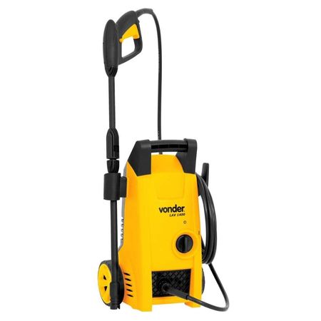 Lavadora de alta pressão Vonder LAV 1400 em tom amarelo e preto. Estrutura compacta com alça superior e rodas na base. Inclui lança ajustável, pistola com gatilho e mangueira de 5 m enrolada na lateral. Apresenta logo da Vonder e indica informações de potência e pressão na carcaça.