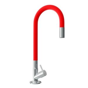 Torneira flexível Egaplast com corpo metálico cromado, cobertura de silicone vermelho na parte superior, design de bancada com rosca de conexão inferior.